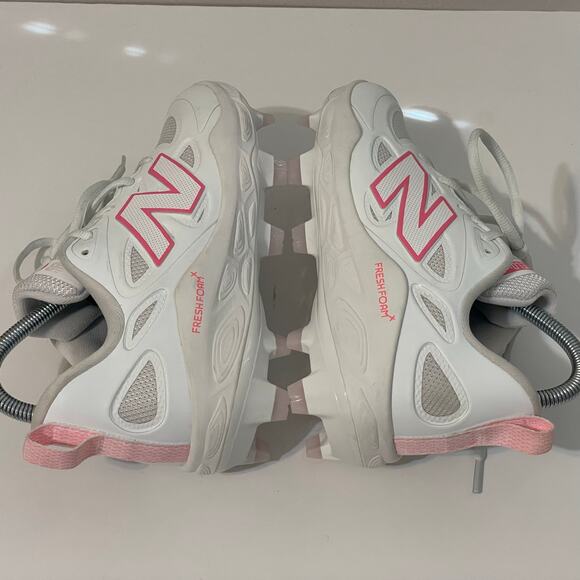 New Balance Unisex White Pink Fresh Foam Velo V4 Softball Cleats Sneakers 7.5 - Picture 8 of 12